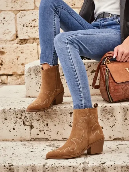 Dámske semišové členkové čižmy na podpätku