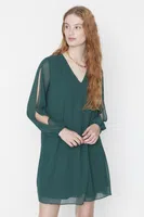 Trendyol smaragdově zelené mini šifonem lemované tkané tkané šaty