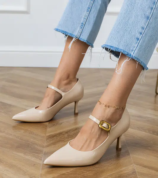 Gemre Beige classic pumps with decorative buckle Helli