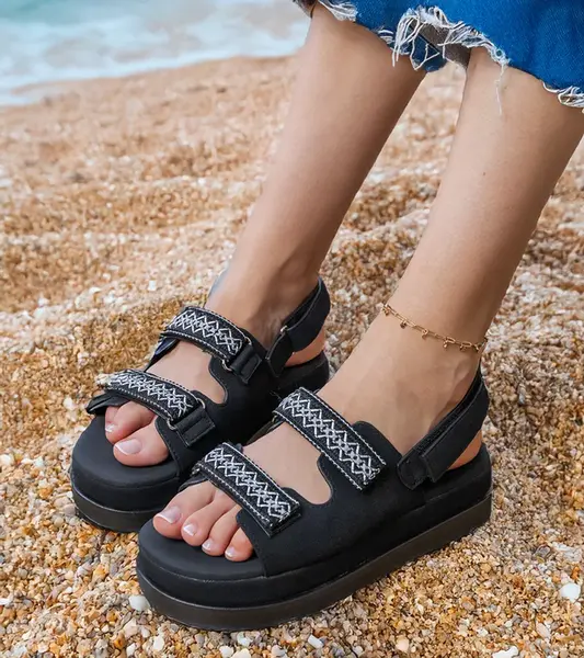 Gemre Black sandals with embroidered straps on a platform Jenisej