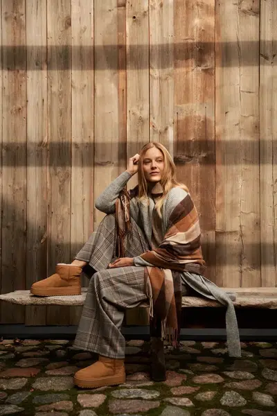 Marisse Elegant Brown Checkered Scarf