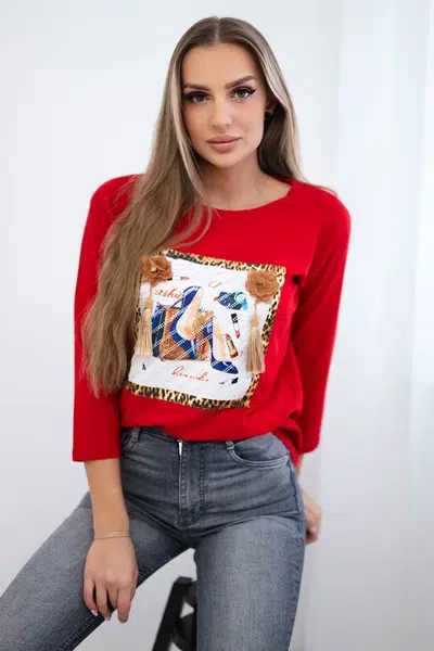 Halenka s 3D grafikou a ozdobným pom pom červená