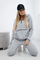 Zateplená souprava s ozdobnou kapsou šedé barvy