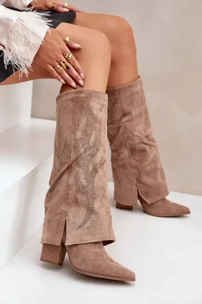 FS1 Zdobené Kozačky S Ohnutým Štítem Na Podpatku Tmavě Béžové Ivilta