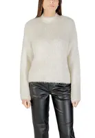 Bílý svetr s kulatým výstřihem