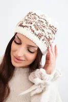 Dámska zimná čiapka s nórskym vzorom a kryštálmi