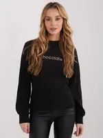 Černý svetr s nápisem