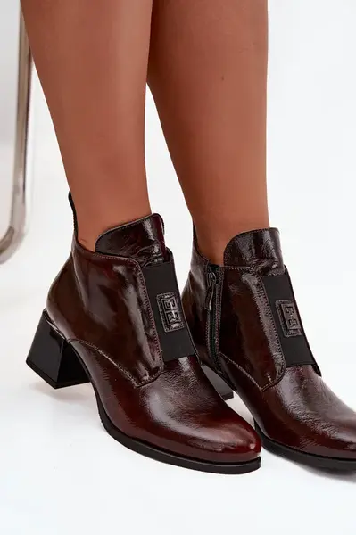 Kožené lakované kotníkové boty na podpatku