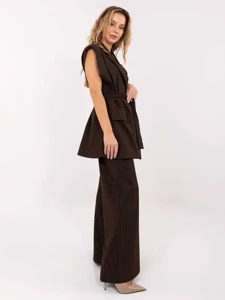 Dámsky komplet s vestou v tmavohnedej farbe