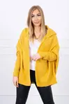 Žlutý svetr s kapucí a netopýřími rukávy