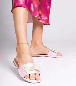 Gemre Pink satin flip-flops with a bow and pearls Perlino