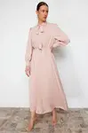 Trendyol Púdrové Šaty s Viazaným Golierom a Jednoduchým Tkaným Dizajnom