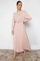 Trendyol Púdrové Šaty s Viazaným Golierom a Jednoduchým Tkaným Dizajnom