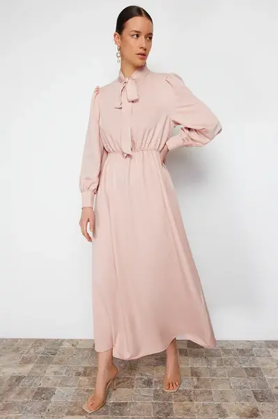 Trendyol Púdrové Šaty s Viazaným Golierom a Jednoduchým Tkaným Dizajnom