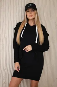 Černé šaty s ozdobnými volány a kapucí
