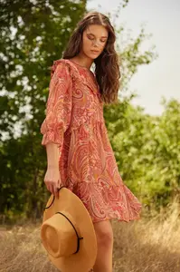 Trendyol Tile Plain Cut Mini Weave Šifon lemovaný volánem Paisley vzor šaty šaty