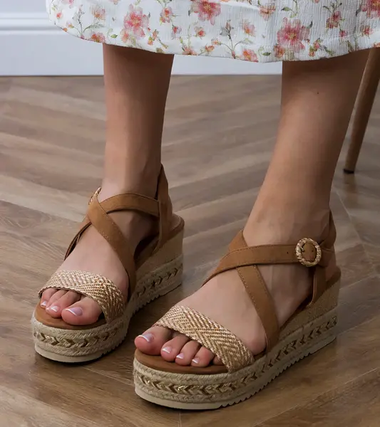 Gemre Hnedé sandále espadrilky na klinovom podpätku Sywiera