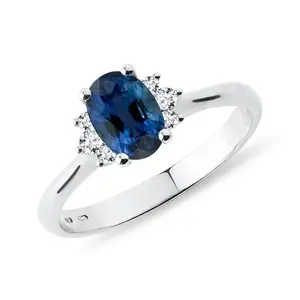Diamantový zásnubní prsten se safírem v bílém zlatě KLENOTA