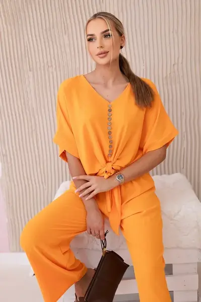 Sada jasně oranžové halenky a kalhot