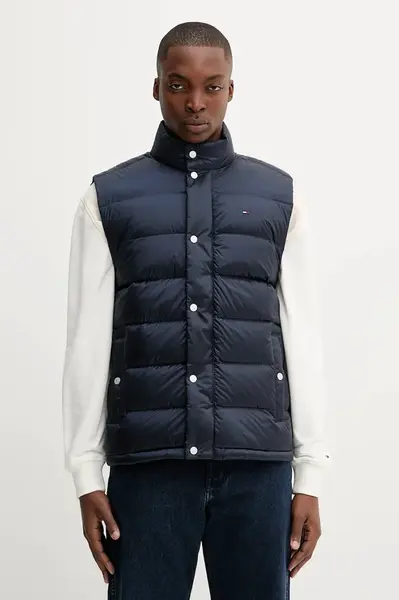 Péřová vesta Tommy Jeans tmavomodrá barva, zimní, DM0DM21777