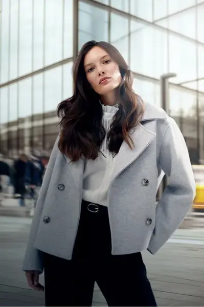 Dvouřadý krátký šedý kabát