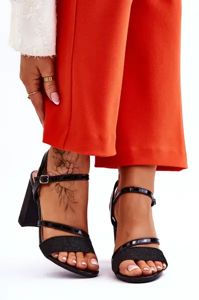 VINCEZA Čierne sandále s vysokým obsahom alicia