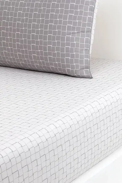 Bavlněné prostěradlo s gumou Lacoste L BLOCK Greige 140 x 200 cm šedá barva