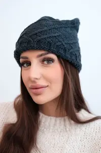 Dámska zimná čiapka s dekoratívnymi kryštálmi