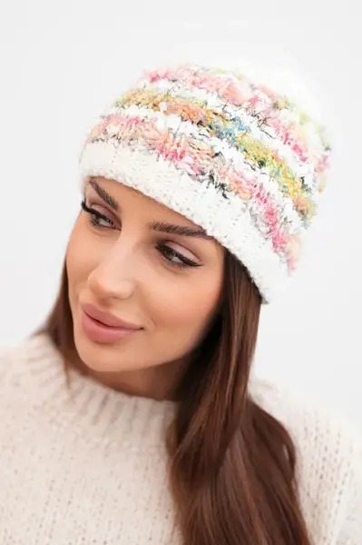 Dámská zimní čepice s dekorativními krystaly