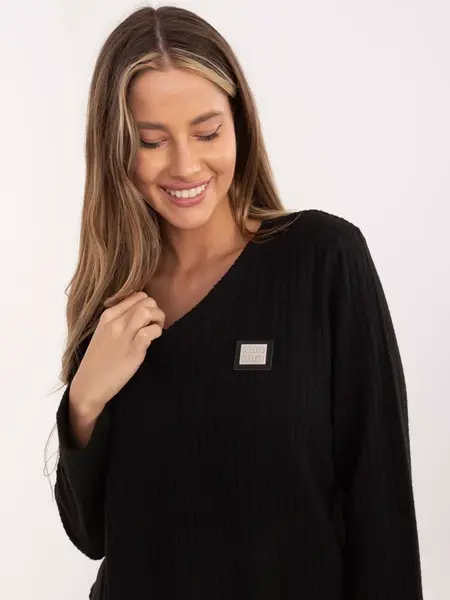 Čierny sveter s výstrihom do V