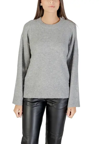 Šedý svetr s kulatým výstřihem