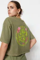 Trendyol Khaki 100% Bavlna S Opraným Efektem Zadní Potisk Crop Tričko S Kulatým Výstřihem