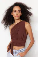 Trendyol tmavě hnědý pletený crop top s doplňky
