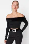 Trendyol černá crop halenka s plyšovými detaily