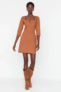 Trendyol hnědé šaty s detaily lemování