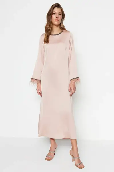 Světle růžové večerní šaty Trendyol s kameny a detailem Otriche