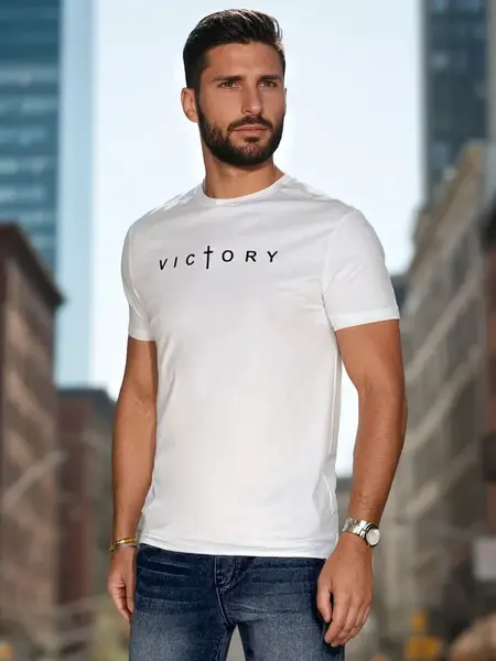 Bílé triko s nápisem VICTORY