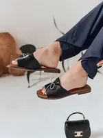 Dámské černé pantofle s mašlí KISSBOW