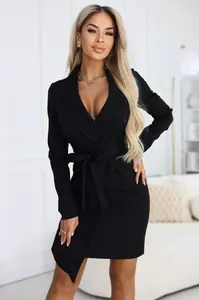 Černé sako-šaty s páskem a asymetrickým lemem