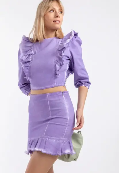 Chiara nosí dámsku blúzku s motýľmi.