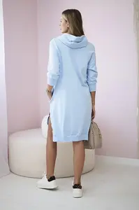 Šaty s kapucí a delšími zády azurové barvy