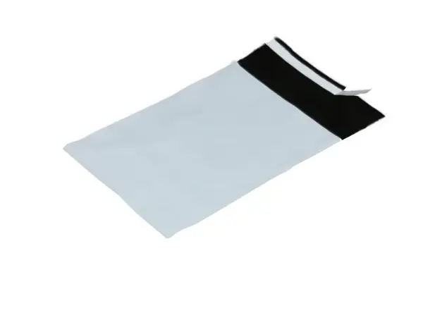 100 ks - Obálka plastová samolepicí bílo-černá 325x425, tl. 0,06 (80% podíl recyklátu)