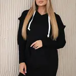 Černé šaty s ozdobnými volány a kapucí