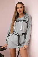 Šaty zdobené páskou s šedými nápisy