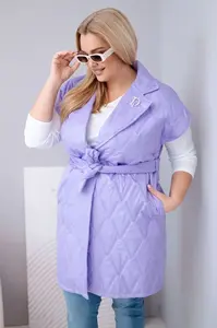 Kesi Plus Size prošívaná vesta s páskem světle fialová