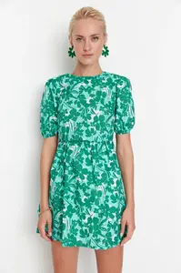 Trendyol Zelený Květinový Pas Otevřená Záda Detail Mini Tkané šaty