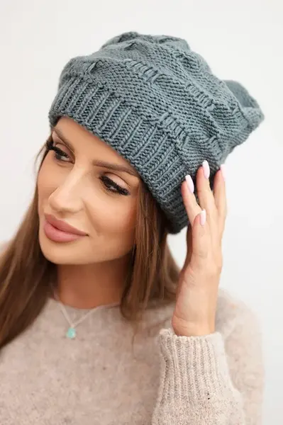 Dámska zimná čiapka Kesi s dekoratívnym vzorom