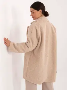 Béžový kabát s černými knoflíčky