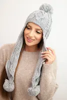 Dámská zimní čepice s bambulkami a prodlouženými stranami