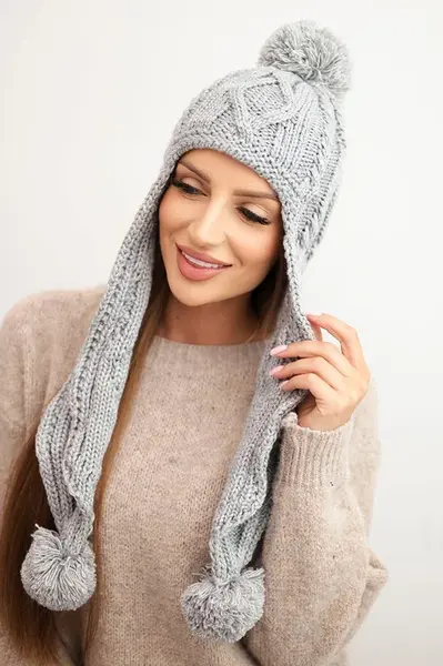 Dámská zimní čepice s bambulkami a prodlouženými stranami